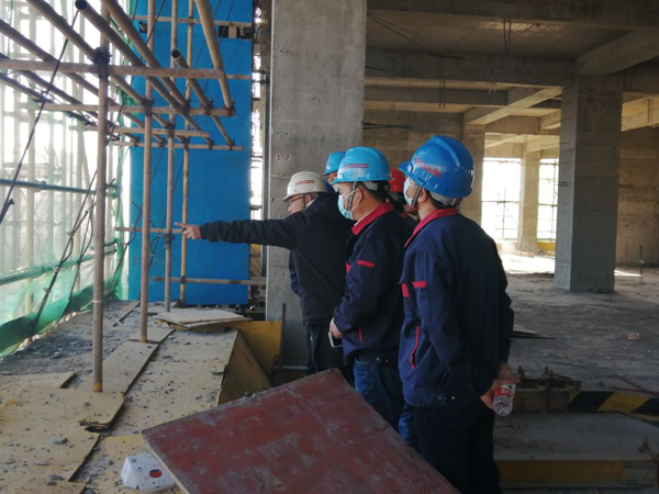 公司高管带队观摩尺度化工地
