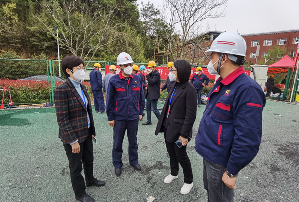 e147364e55696f3 副市长杨文萍调研公司田家炳中学隔离点项目
