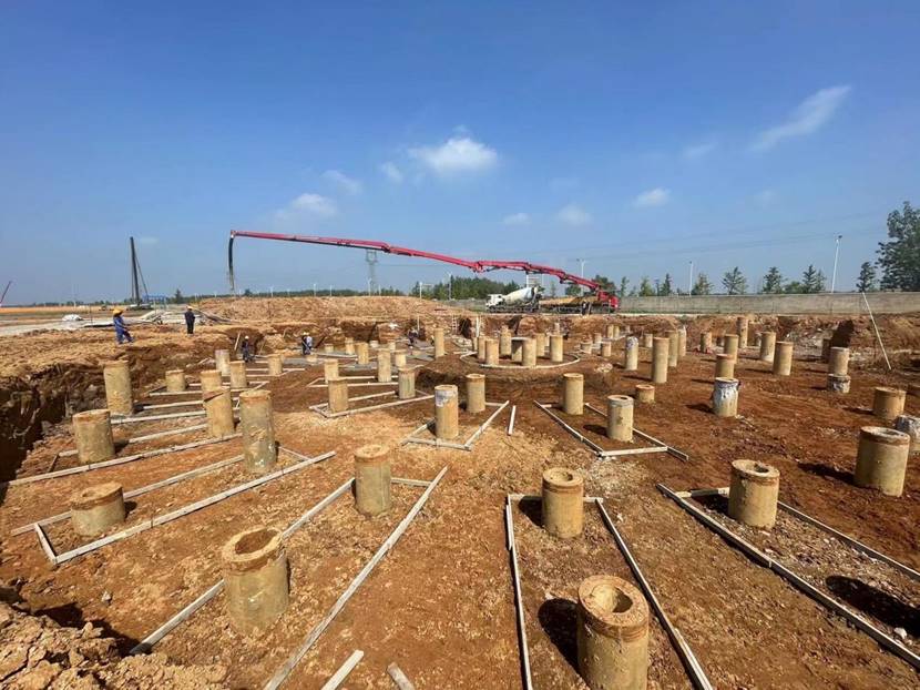 铜基新资料项目渣选矿区域浓缩工序基础垫层起头浇筑