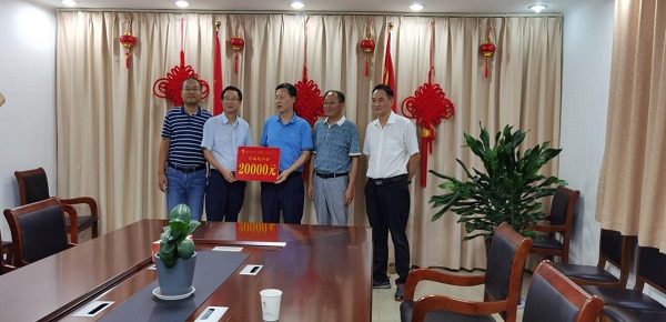 集团公司副总经理到公司发展高温慰问