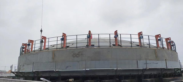 湖北宜昌和友硫酸仓储物流新建项目首台酸罐帽顶吊装成功 湖北宜昌和友硫酸仓储物流新建项目首台酸罐帽顶吊装成功