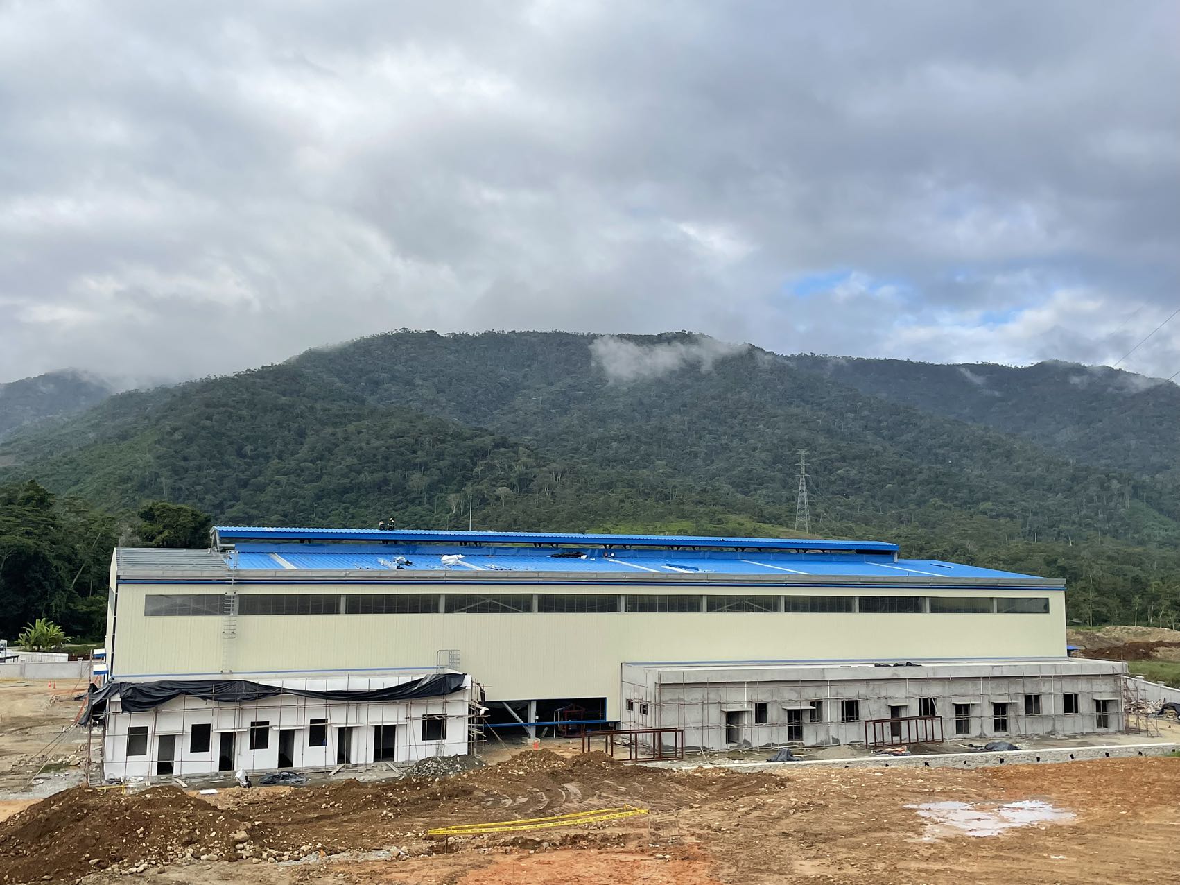 厄瓜多尔分公司顺利实现U投领导者官网投资公司耐磨主厂房钢结构装置 厄瓜多尔分公司顺利实现U投领导者官网投资公司耐磨主厂房钢结构装置