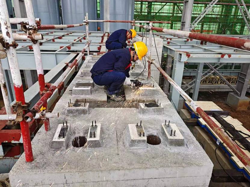 铜基新资料渣选球磨机主轴承座垫铁预埋通过验收 