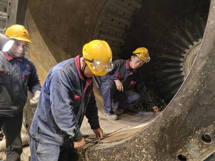 装置公司顺利实现庐江矿业半自磨出料衬套更换